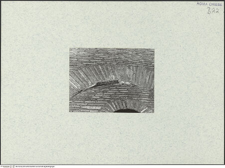 Vorderseite von Corbett, Spencer [https://www.deutsche-digitale-bibliothek.de/content/lizenzen/rv-ez/] Santo Stefano Rotondo - Südlicher Sektor, äußeres Deambulatorium, Detail: vermauerter Bogen mit Stuckfragmenten der ehemaligen Archivolten (zwischen der 2. und 3. Säule), bh470244_recto. Foto: Corbett, Spencer.