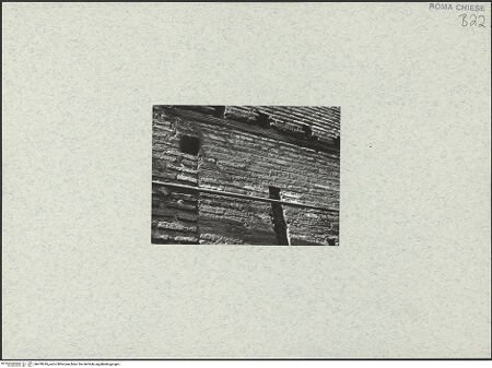 Vorderseite von Corbett, Spencer [https://www.deutsche-digitale-bibliothek.de/content/lizenzen/rv-ez/] Santo Stefano Rotondo - Südöstlicher Sektor, erster Bogen aus Norden, Detail: Mauerwerk mit Fragmenten des hölzernen Architravs, bh470245_recto. Foto: Corbett, Spencer.