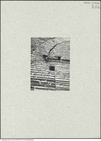 Vorderseite von unbekannt [https://www.deutsche-digitale-bibliothek.de/content/lizenzen/rv-fz/] Santo Stefano Rotondo - Südöstlicher Sektor, erster Bogen aus Norden, Detail: Mauerwerk mit Fragmenten des hölzernen Architravs, bh470248_recto. Foto.