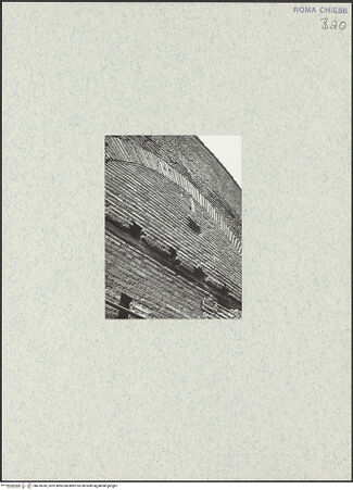 Vorderseite von unbekannt [https://www.deutsche-digitale-bibliothek.de/content/lizenzen/rv-fz/] Santo Stefano Rotondo - Südöstlicher Sektor, erster Bogen aus Norden, Detail: Mauerwerk mit Fragmenten des hölzernen Architravs, bh470249_recto. Foto.