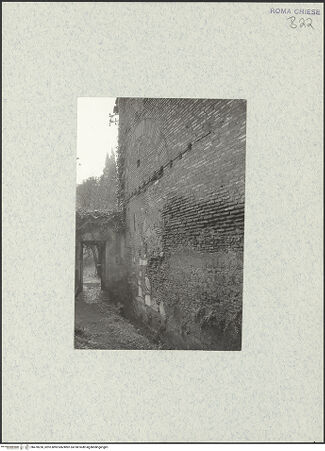 Vorderseite von unbekannt [https://www.deutsche-digitale-bibliothek.de/content/lizenzen/rv-fz/] Santo Stefano Rotondo - Südöstlicher Sektor, nördlicher Abschnitt mit vermauertem Bogen, hölzernem Architrav und Marmorfragmenten, bh470250_recto. Foto.