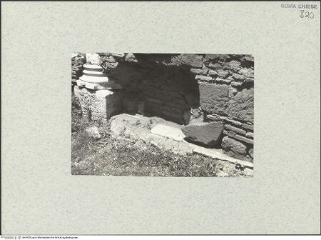 Vorderseite von Corbett, Spencer [https://www.deutsche-digitale-bibliothek.de/content/lizenzen/rv-ez/] Santo Stefano Rotondo - Südliche Kapelle: Fragmente des Marmorfußbodens und einer Säulenbasis, aus Süden, bh470252_recto. Foto: Corbett, Spencer.