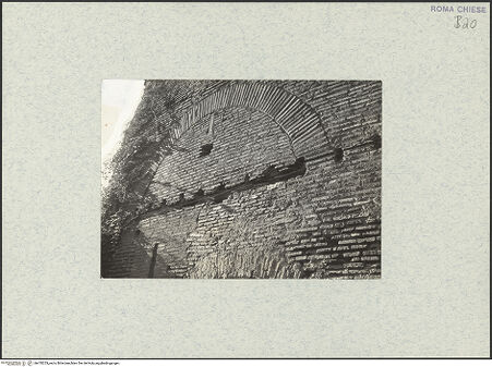 Vorderseite von Corbett, Spencer [https://www.deutsche-digitale-bibliothek.de/content/lizenzen/rv-ez/] Santo Stefano Rotondo - Südöstlicher Sektor, erster Bogen aus Norden, Detail: Mauerwerk mit Fragmenten des hölzernen Architravs, bh470253_recto. Foto: Corbett, Spencer.