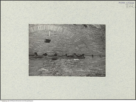 Vorderseite von Corbett, Spencer [https://www.deutsche-digitale-bibliothek.de/content/lizenzen/rv-ez/] Santo Stefano Rotondo - Südöstlicher Sektor, erster Bogen aus Norden, Detail: Mauerwerk mit Fragmenten des hölzernen Architravs, bh470254_recto. Foto: Corbett, Spencer.