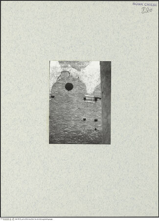 Vorderseite von Corbett, Spencer [https://www.deutsche-digitale-bibliothek.de/content/lizenzen/rv-ez/] Santo Stefano Rotondo - Nördliche Kapelle, Detail: vermauerte Arkade mit Kapitellfragment, bh470255_recto. Foto: Corbett, Spencer.