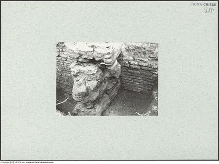 Vorderseite von Corbett, Spencer [https://www.deutsche-digitale-bibliothek.de/content/lizenzen/rv-ez/] Santo Stefano Rotondo - Fundamente des Deambulatoriums und T-förmiger Stützpfeiler (links) zur ehemaligen westlichen Kapelle, bh470260_recto. Foto: Corbett, Spencer.