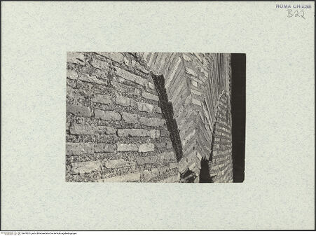 Vorderseite von Corbett, Spencer [https://www.deutsche-digitale-bibliothek.de/content/lizenzen/rv-ez/] Santo Stefano Rotondo - Westliche Kapelle, äußeres Deambulatorium, Detail: vermauerte Bögen mit Stuckfragmenten der ehemaligen Archivolten, bh470261_recto. Foto: Corbett, Spencer.