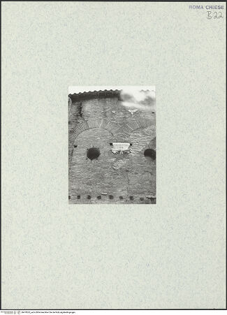 Vorderseite von Corbett, Spencer [https://www.deutsche-digitale-bibliothek.de/content/lizenzen/rv-ez/] Santo Stefano Rotondo - Westlicher Sektor, äußeres Deambulatorium, Detail: vermauerte Bögen mit Kapitell der 4. Säule, bh470262_recto. Foto: Corbett, Spencer.