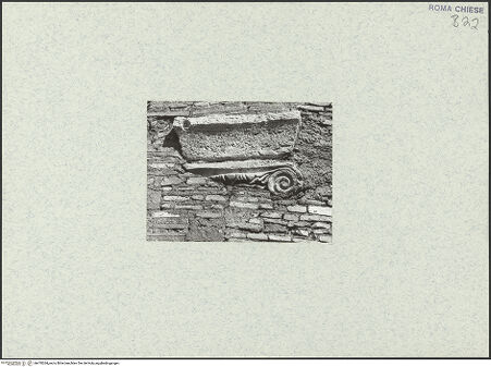 Vorderseite von Malmstrom, Ronald E. [https://www.deutsche-digitale-bibliothek.de/content/lizenzen/rv-ez/] Santo Stefano Rotondo - Südwestlicher Sektor, Äußeres, Detail: vermauertes Kapitel eines Säule des Deambulatorium, bh470264_recto. Foto: Malmstrom, Ronald E..