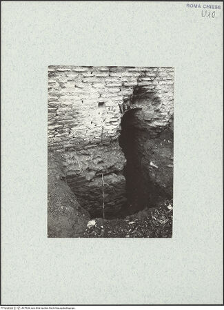 Vorderseite von Corbett, Spencer [https://www.deutsche-digitale-bibliothek.de/content/lizenzen/rv-ez/] Santo Stefano Rotondo - Nordwestlicher Sektor, Fundamente der äußeren Umfassungsmauer, Detail: Abwassergraben, bh470266_recto. Foto: Corbett, Spencer.