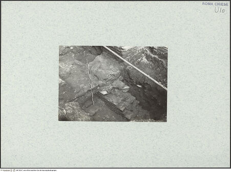 Vorderseite von Corbett, Spencer [https://www.deutsche-digitale-bibliothek.de/content/lizenzen/rv-ez/] Santo Stefano Rotondo - Mauer zwischen dem nordwestlichen Sektor und der ehemaligen nördlichen Kapelle, über römischer Mauer (unten Mitte), T-förmiger Stützpfeiler (oben rechts), bh470267_recto. Foto: Corbett, Spencer.