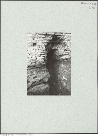 Vorderseite von Corbett, Spencer [https://www.deutsche-digitale-bibliothek.de/content/lizenzen/rv-ez/] Santo Stefano Rotondo - Nordwestlicher Sektor, Fundamente der äußeren Umfassungsmauer, Detail: Abwassergraben, bh470269_recto. Foto: Corbett, Spencer.