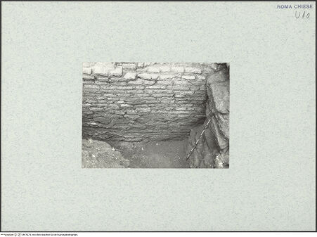 Vorderseite von Corbett, Spencer [https://www.deutsche-digitale-bibliothek.de/content/lizenzen/rv-ez/] Santo Stefano Rotondo - Nordwestlicher Sektor, Fundamente des Deambulatorium und eines T-förmigen Pfeilers (rechts), bh470270_recto. Foto: Corbett, Spencer.