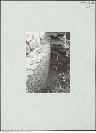 Vorderseite von Corbett, Spencer [https://www.deutsche-digitale-bibliothek.de/content/lizenzen/rv-ez/] Santo Stefano Rotondo - Nordwestlicher Sektor, Fundamente des Deambulatorium und eines T-förmigen Pfeilers (rechts), bh470271_recto. Foto: Corbett, Spencer.