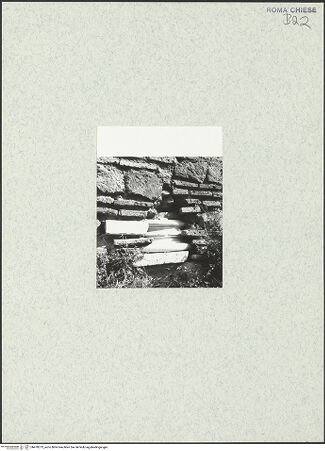 Vorderseite von unbekannt [https://www.deutsche-digitale-bibliothek.de/content/lizenzen/rv-fz/] Santo Stefano Rotondo - Südwestlicher Sektor, Detail: vermauerte Basis einer Säule des Deambulatorium, bh470273_recto. Foto.
