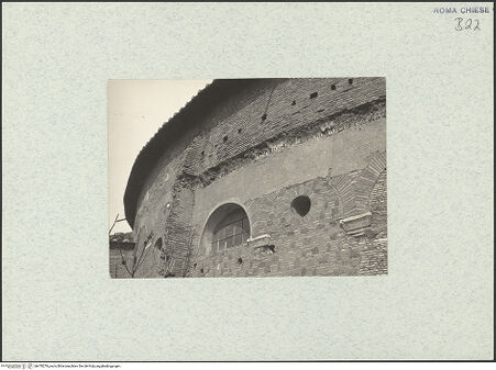 Vorderseite von Corbett, Spencer [https://www.deutsche-digitale-bibliothek.de/content/lizenzen/rv-ez/] Santo Stefano Rotondo - Südwestlicher Sektor, Detail: vermauerte Bögen des Deambulatorium, darüber Streifen von Tonröhren-Mörtel-Gemisch und links Pfeileransatz zur ehemaligen westlichen Kapelle, bh470276_recto. Foto: Corbett, Spencer.