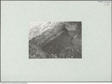 Vorderseite von Corbett, Spencer [https://www.deutsche-digitale-bibliothek.de/content/lizenzen/rv-ez/] Santo Stefano Rotondo - Nordwestlicher Sektor, gekurvte Trennmauer zwischen dem äußeren und dem inneren Areal, bh470278_recto. Foto: Corbett, Spencer.