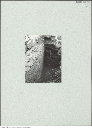 Vorderseite von Corbett, Spencer [https://www.deutsche-digitale-bibliothek.de/content/lizenzen/rv-ez/] Santo Stefano Rotondo - Nordwestlicher Sektor, Fundamente des Deambulatoriums, und eines T-förmigen Pfeilers, bh470279_recto. Foto: Corbett, Spencer.