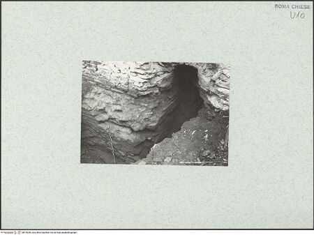 Vorderseite von Corbett, Spencer [https://www.deutsche-digitale-bibliothek.de/content/lizenzen/rv-ez/] Santo Stefano Rotondo - Nordwestlicher Sektor, Fundamente des äußeren Umfassungsmauer, Detail: Abwassergraben, bh470280_recto. Foto: Corbett, Spencer.