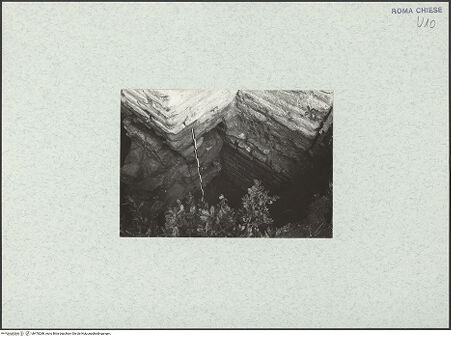 Vorderseite von Corbett, Spencer [https://www.deutsche-digitale-bibliothek.de/content/lizenzen/rv-ez/] Santo Stefano Rotondo - Fundamente des Deambulatorium, der ehemaligen westlichen Kapelle und eines T-förmigen Pfeilers (links), bh470288_recto. Foto: Corbett, Spencer.