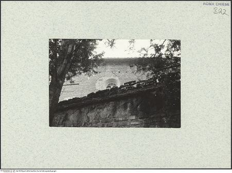 Vorderseite von unbekannt [https://www.deutsche-digitale-bibliothek.de/content/lizenzen/rv-fz/] Santo Stefano Rotondo - Östliche Kapelle aus Nordosten, nördlicher Abschnitt, Rundbogenfenster und vermauertes Rundfenster, bh470299_recto. Foto.