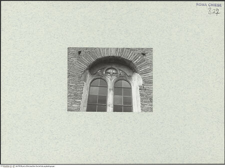 Vorderseite von unbekannt [https://www.deutsche-digitale-bibliothek.de/content/lizenzen/rv-fz/] Santo Stefano Rotondo - Tambour, Äußeres, Detail: Fenster, bh470300_recto. Foto.