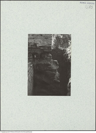 Vorderseite von unbekannt [https://www.deutsche-digitale-bibliothek.de/content/lizenzen/rv-fz/] Santo Stefano Rotondo - Fundamente des T-förmigen Stützpfeilers zwischen der ehemaligen westlichen Kapelle und dem südwestlichen Sektor, bh470304_recto. Foto.