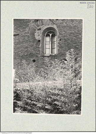 Vorderseite von ICCD [https://www.deutsche-digitale-bibliothek.de/content/lizenzen/rv-ez/] Santo Stefano Rotondo - Östliche Kapelle aus Nordosten, nördlicher Abschnitt, Rundbogenfenster und vermauertes Rundfenster, bh470307_recto. Foto.