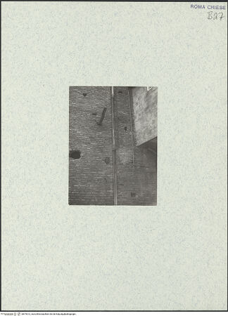 Vorderseite von unbekannt [https://www.deutsche-digitale-bibliothek.de/content/lizenzen/rv-fz/] Santo Stefano Rotondo - Östliche Kapelle?, äußere Begrenzungsmauer, Detail, bh470312_recto. Foto.