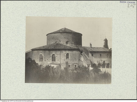 Vorderseite von Parker, John Henry [https://www.deutsche-digitale-bibliothek.de/content/lizenzen/rv-ez/] Santo Stefano Rotondo - Äußeres aus Osten, mit dem Eingang zur östlichen Kapelle, bh470317_recto. Foto: Parker, John Henry.