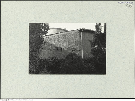 Vorderseite von Corbett, Spencer [https://www.deutsche-digitale-bibliothek.de/content/lizenzen/rv-ez/] Santo Stefano Rotondo - Äußere Begrenzungsmauer der östlichen Kapelle (rechts) und des südöstlichen Sektors (links), bh470319_recto. Foto: Corbett, Spencer.