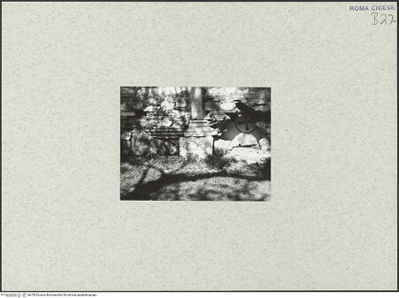 Vorderseite von unbekannt [https://www.deutsche-digitale-bibliothek.de/content/lizenzen/rv-fz/] Santo Stefano Rotondo - Südlicher Sektor, äußere Mauer des Deambulatorium, Basis der 4. Säule, bh470325_recto. Foto.