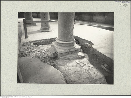 Vorderseite von Fototeca dell'Unione Internazionale presso l'American Academy in Rome [https://www.deutsche-digitale-bibliothek.de/content/lizenzen/rv-ez/] Santo Stefano Rotondo - Inneres, freigelegter Fußboden um eine Säule im Westen, bh470332_recto. Foto.