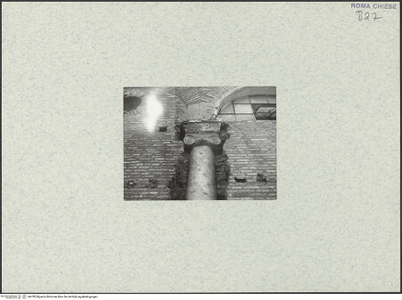 Vorderseite von unbekannt [https://www.deutsche-digitale-bibliothek.de/content/lizenzen/rv-fz/] Santo Stefano Rotondo - Nordwestlicher Sektor, äußere Mauer des Deambulatorium, 1. Säule, bh470334_recto. Foto.