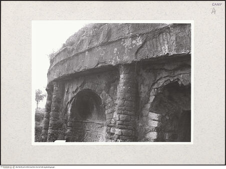 Vorderseite von Bibliotheca Hertziana [https://www.deutsche-digitale-bibliothek.de/content/lizenzen/rv-fz/] Carceri Vecchie - Detail: Nischen und Gebälk, bh470420_recto. Foto.