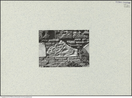 Vorderseite von unbekannt [https://www.deutsche-digitale-bibliothek.de/content/lizenzen/rv-fz/] Santo Stefano Rotondo - Östlicher Sektor, Detail: Mauerwerk mit Marmorfragment, bh470596_recto. Foto.