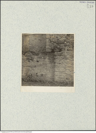 Vorderseite von unbekannt [https://www.deutsche-digitale-bibliothek.de/content/lizenzen/rv-fz/] Santo Stefano Rotondo - Westlicher Sektor?, äußere Wand des Deambulatorium, Detail: Mauerwerk, bh470597_recto. Foto.