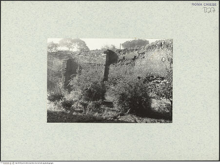 Vorderseite von Corbett, Spencer [https://www.deutsche-digitale-bibliothek.de/content/lizenzen/rv-ez/] Santo Stefano Rotondo - Südwestlicher Sektor, äußere Begrenzungsmauer, Abschnitt mit vermauertem Durchgang, bh470599_recto. Foto: Corbett, Spencer.