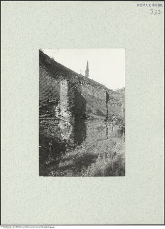 Vorderseite von unbekannt [https://www.deutsche-digitale-bibliothek.de/content/lizenzen/rv-fz/] Santo Stefano Rotondo - Äußere Begrenzungsmauer der westlichen Kapelle (links) und des nordwestlichen Sektors (rechts), bh470607_recto. Foto.