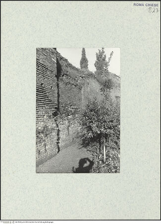 Vorderseite von unbekannt [https://www.deutsche-digitale-bibliothek.de/content/lizenzen/rv-fz/] Santo Stefano Rotondo - Südwestlicher Sektor, äußere Begrenzungsmauer, Abschnitt mit vermauertem Durchgang, bh470608_recto. Foto.