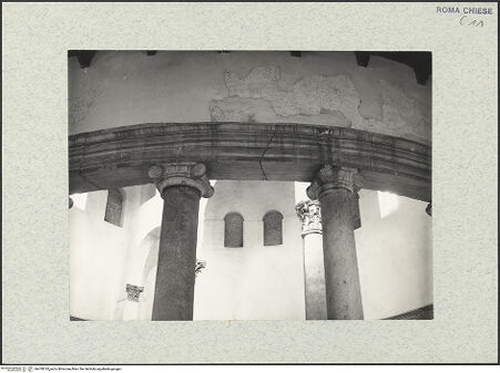 Vorderseite von Fototeca dell'Unione Internazionale presso l'American Academy in Rome [https://www.deutsche-digitale-bibliothek.de/content/lizenzen/rv-ez/] Santo Stefano RotondoDeambulatorium - Deambulatorium, innerer Säulenkranz, Blick zu Tambour und Obergadenfenstern, bh470610_recto. Foto.