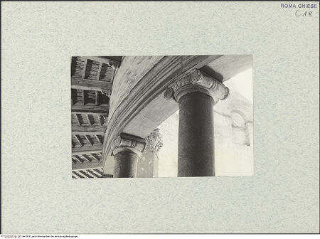 Vorderseite von Corbett, Spencer [https://www.deutsche-digitale-bibliothek.de/content/lizenzen/rv-ez/] Santo Stefano RotondoDeambulatorium - Deambulatorium, innerer Säulenkranz, Detail: ionische Kapitelle und Gebälk, bh470611_recto. Foto: Corbett, Spencer.