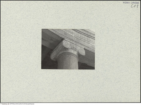 Vorderseite von Corbett, Spencer [https://www.deutsche-digitale-bibliothek.de/content/lizenzen/rv-ez/] Santo Stefano Rotondo - Zentraler Raum, innerer Säulenkranz, Detail: ionisches Kapitell, bh470618_recto. Foto: Corbett, Spencer.