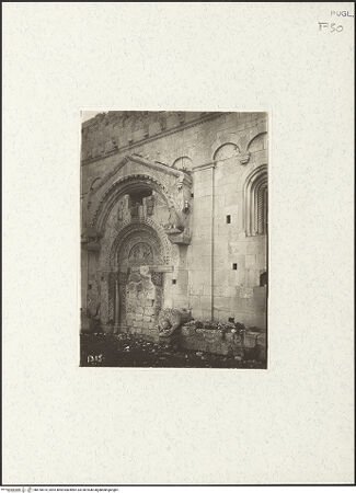 Vorderseite von Foto Marburg [https://www.deutsche-digitale-bibliothek.de/content/lizenzen/rv-ez/] Portal der Nordseite - Seitenansicht (vor der Restaurierung), bh470674_recto. Foto.