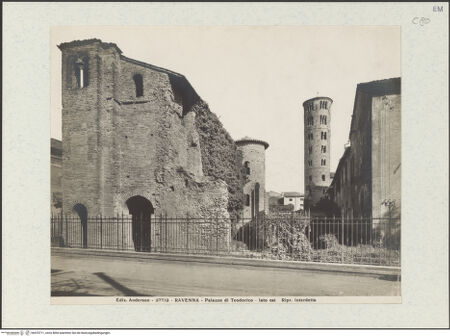 Vorderseite von Alinari [https://www.deutsche-digitale-bibliothek.de/content/lizenzen/rv-ez/] Palazzo di Teodorico (sog.) - Südseite, bh470711_recto. Foto: Krautheimer, Richard.