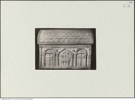 Vorderseite von unbekannt [https://www.deutsche-digitale-bibliothek.de/content/lizenzen/rv-fz/] Sarkophag des Kaisers Honorius (Sarcofago dell'Imperatore Onorio) - Frontalansicht, bh470714_recto. Foto.