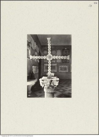 Vorderseite von unbekannt [https://www.deutsche-digitale-bibliothek.de/content/lizenzen/rv-fz/] Silberkreuz des Bischof Agnello - Rückseite (Maria Orans und Heiligen), bh470715_recto. Foto.