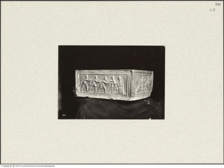 Vorderseite von unbekannt [https://www.deutsche-digitale-bibliothek.de/content/lizenzen/rv-fz/] Urne der heiligen Quiricus und Julitta (Capsella dei Santi Quirico e Giulitta) - Seitenansicht:  Vorderseite (Anbetung der Könige) und rechte Seite (Daniel in der Löwengrube), bh470716_recto. Foto.