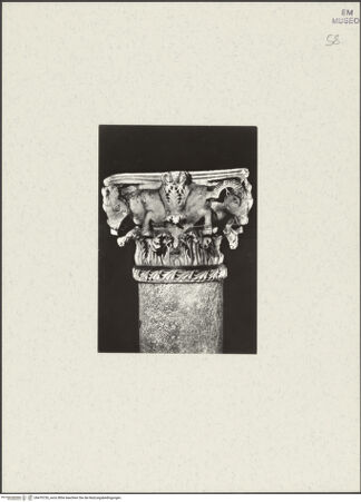 Vorderseite von unbekannt [https://www.deutsche-digitale-bibliothek.de/content/lizenzen/rv-fz/] Komposites Blattkapitell mit Widderköpfen - Gesamtansicht, bh470726_recto. Foto.