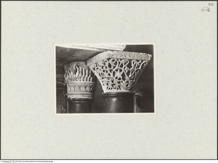 Vorderseite von unbekannt [https://www.deutsche-digitale-bibliothek.de/content/lizenzen/rv-fz/] Säulen und Kapitelle des Bischofs Agnello - Kapitelle rechts (während in der Cappella delle Reliquie), bh470728_recto. Foto.